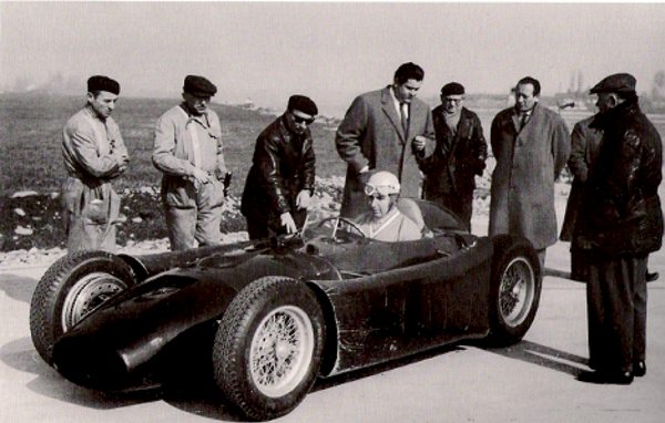 Gianni Lancia przy samochodzie Lancia D50